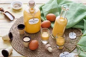 Eierlikör servierbereit in kleinen Gläsern