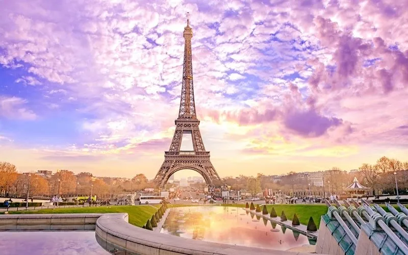 Eiffelturm bei Nacht in Paris