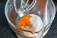 Eigelb wird mit Zucker und Vanillezucker cremig gerührt.