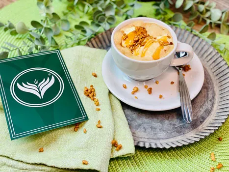 Ein Affogato Caffè mit Vanilleeis und Espresso in einem Glas