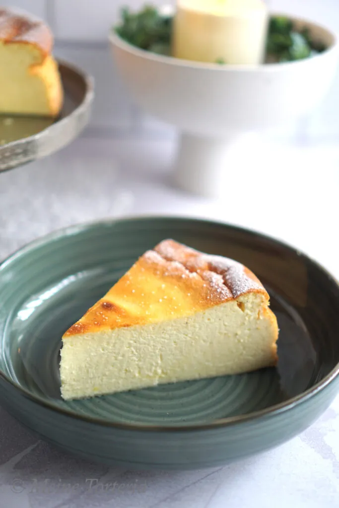 Ein angeschnittenes Stück Käsekuchen ohne Boden