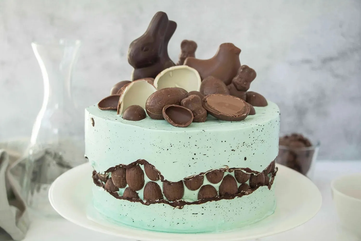 Ein Anschnitt der Fault Line Ostertorte, der die Schichten aus Vanillebiskuit und Himbeer-Frischkäse-Creme offenbart.