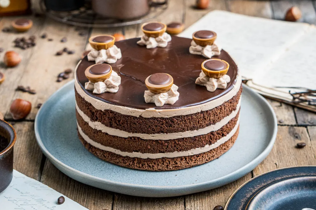 Ein Anschnitt des Toffifee Geburtstagskuchens mit Schoko-Biskuit und Mascarpone-Creme