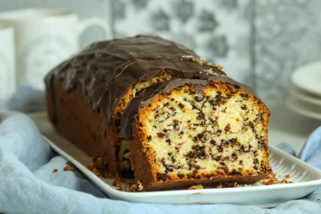 Ein Anschnitt eines saftigen Ameisenkuchens, der die Schokostückchen im Inneren zeigt