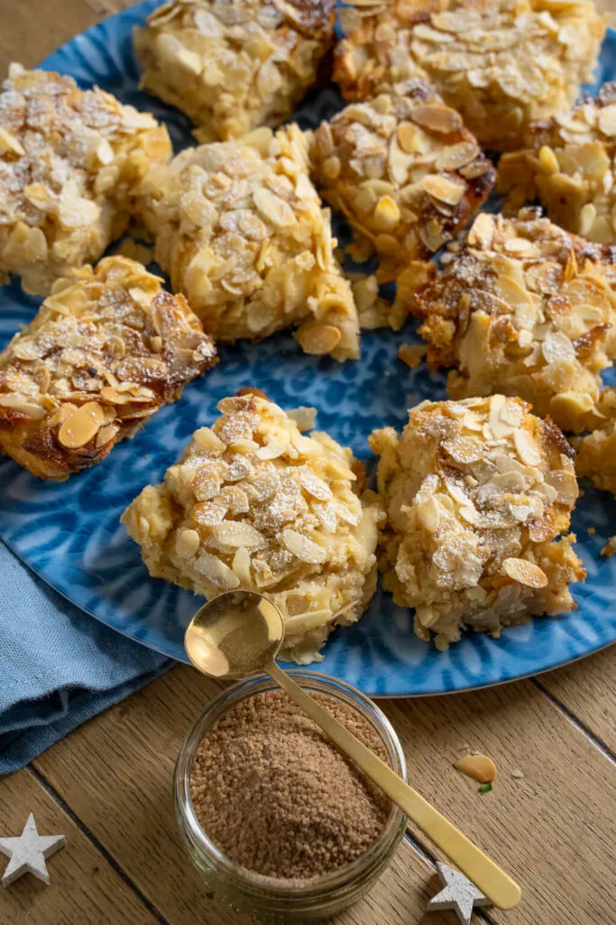 Ein Apfelkuchen mit Marzipan direkt auf dem Backblech, der die üppige Füllung und knusprigen Mandeln an der Oberfläche hervorhebt