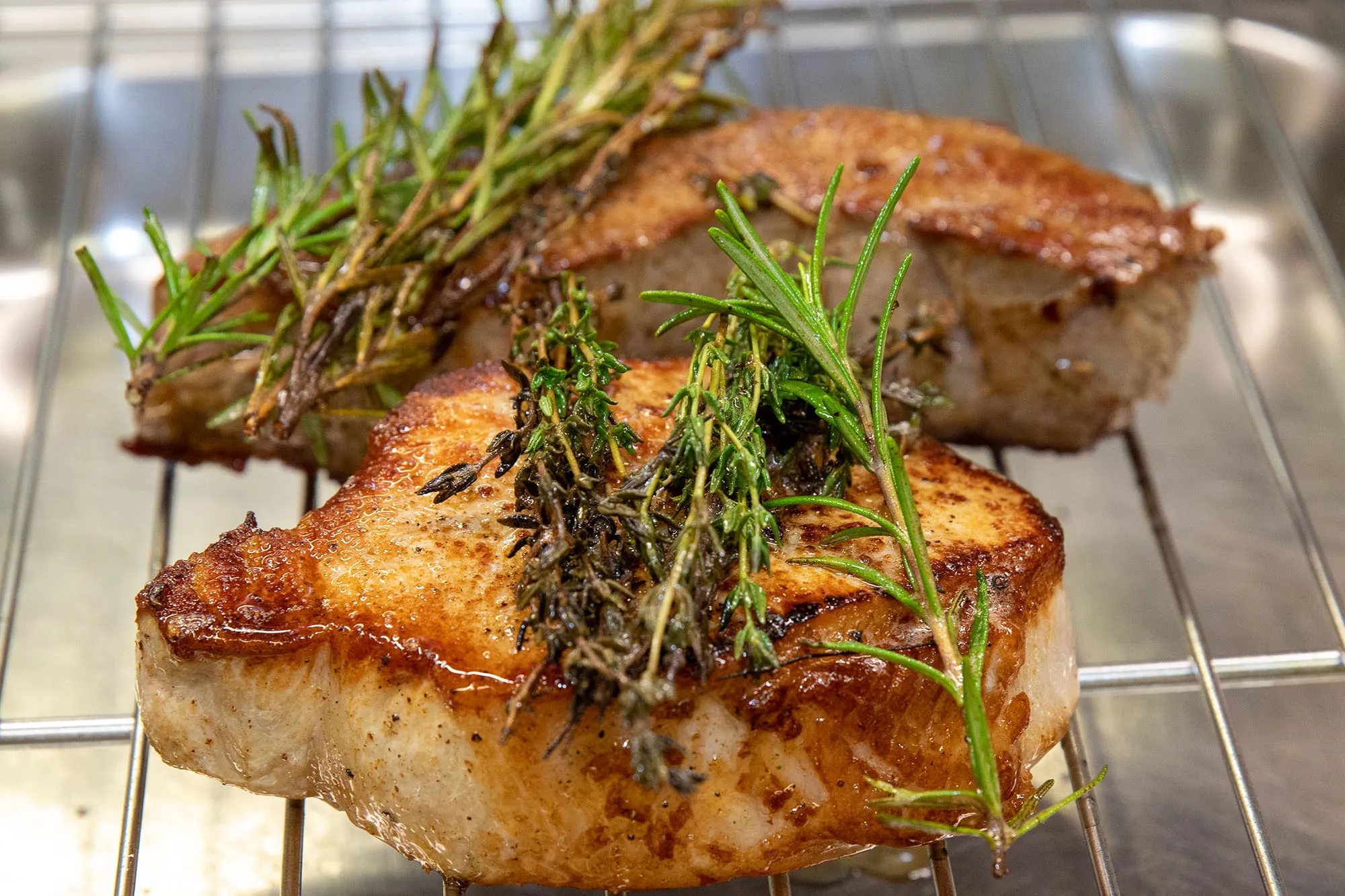 Ein appetitlich angerichteter Burger mit Pommes Frites, umgeben von traditionellem Wirtshausambiente, symbolisiert die moderne Interpretation klassischer Gerichte.