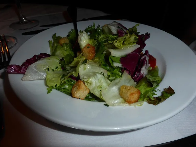 Ein appetitlich angerichteter gemischter Salat mit frischen Zutaten und einem köstlichen Dressing.