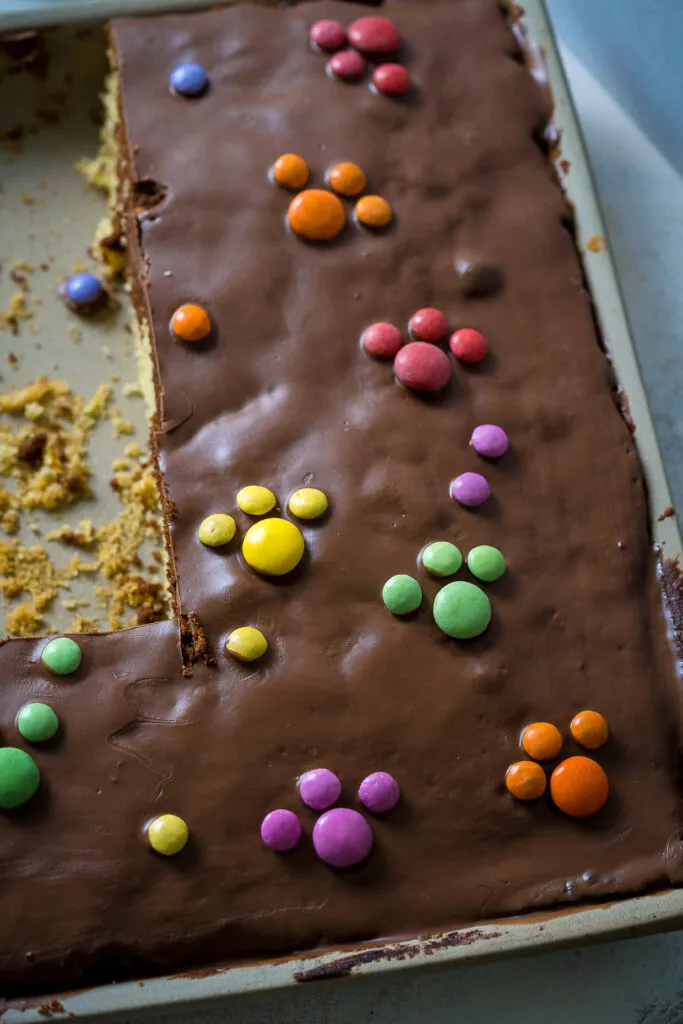 Ein appetitlicher Marmorkuchen vom Blech mit einer feinen Schokoladenglasur, einladend und bereit für die Festtafel.