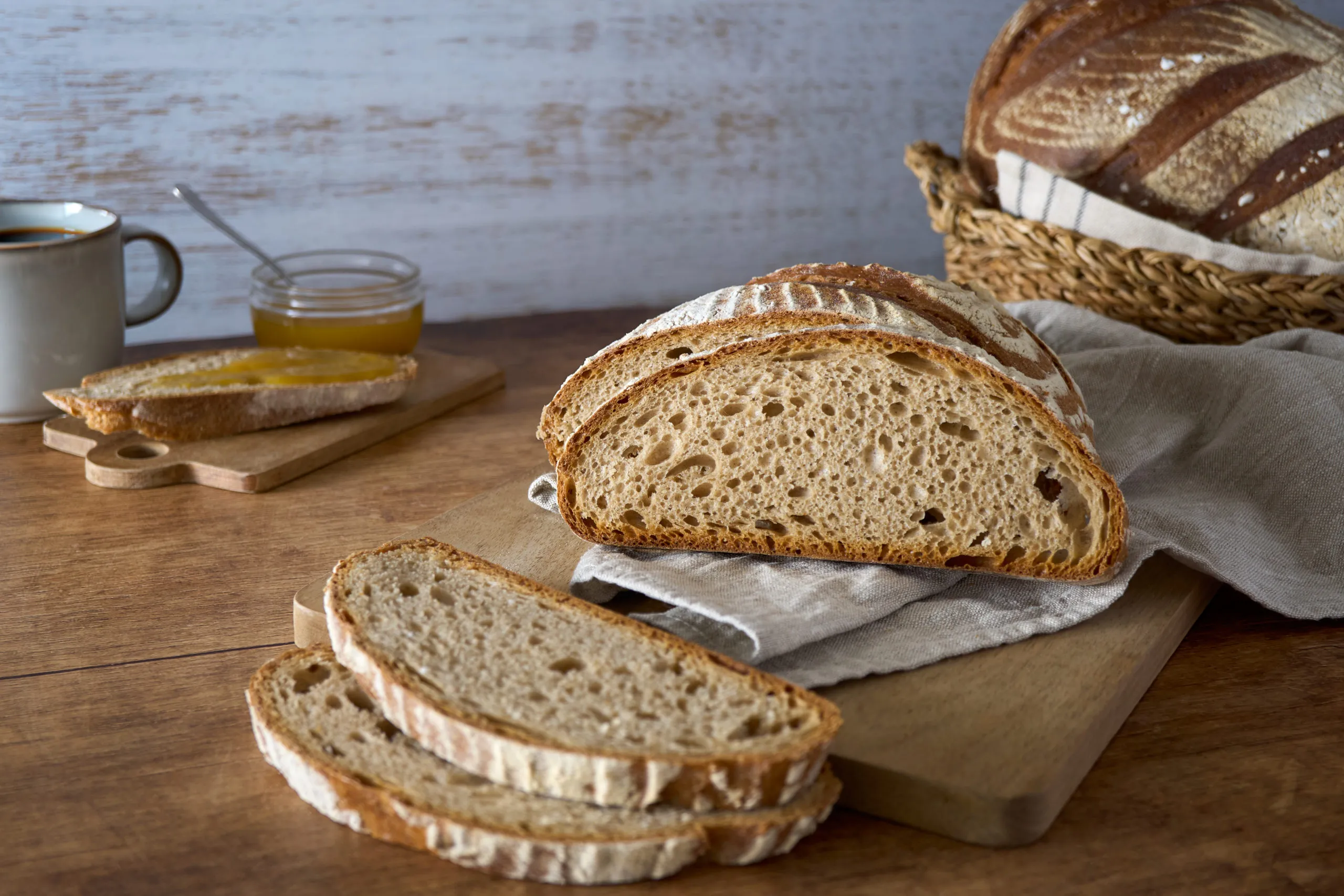 Ein assortiment von Merzenich Brot und Brötchen auf einem Holztisch