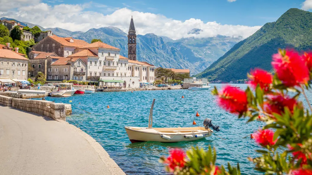 Ein atemberaubender Blick auf die historische Altstadt von Perast in Montenegro, eingebettet in die Bucht von Kotor