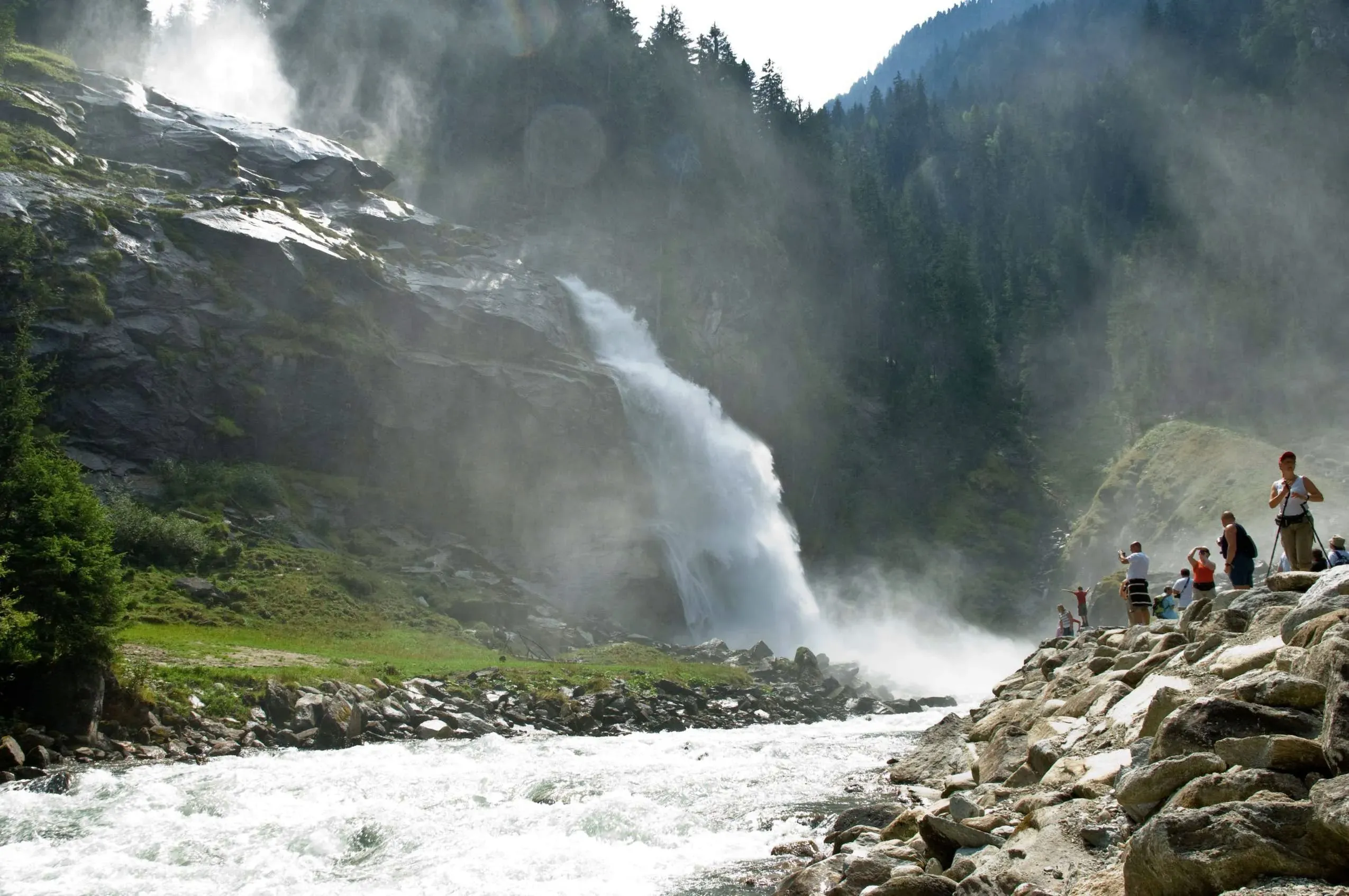 Ein beeindruckender Wasserfall in der Nähe des Chaletdorf ZellerSee, der ein beliebtes Ausflugsziel für Gäste mit Hund ist.