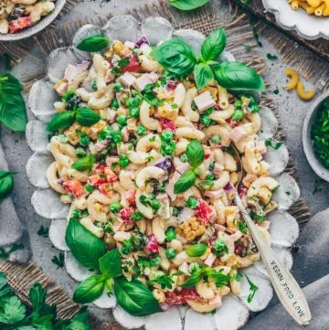 Ein Bild, das veganen Nudelsalat zeigt, der als eine moderne und gesunde Variante eines traditionellen Gerichts präsentiert wird.