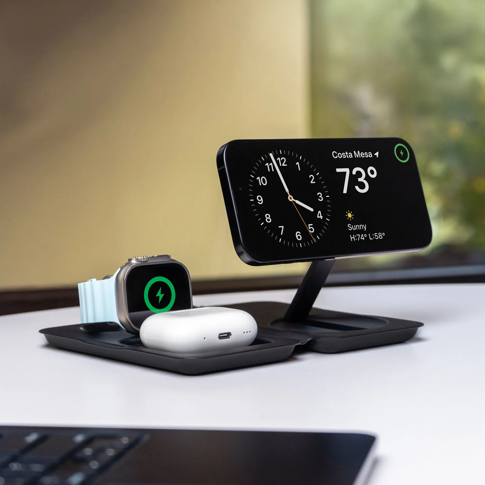 Ein Bild des 3-in-1-Kabellosladegeräts.