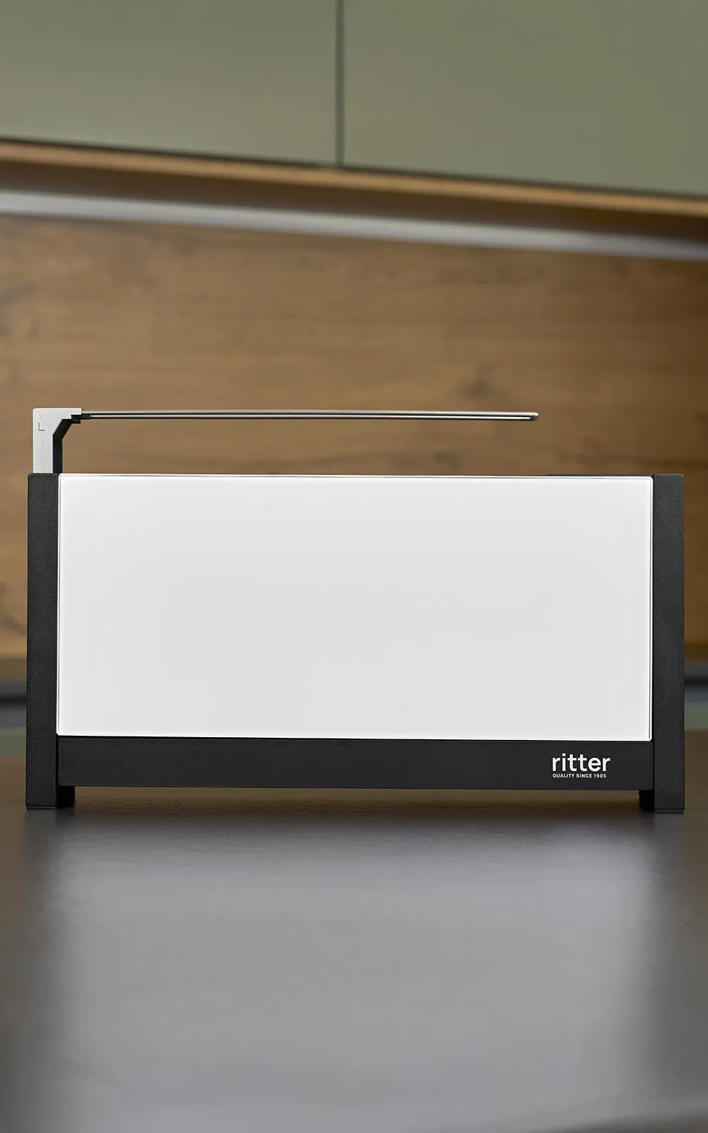 Ein Bild eines weißen Toasters, der auf einer Küchenplattform steht.