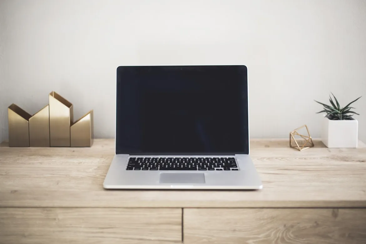Ein Bild von jemandem, der einen Laptop benutzt, um im Internet zu surfen