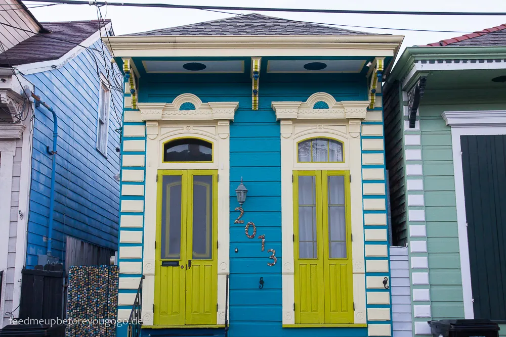 Ein blaues Haus in der Frenchmen Street, ein Beispiel für die farbenfrohe und einzigartige Architektur, die dieses Viertel prägt.