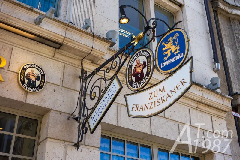 Ein Blick in das traditionelle Interieur des Restaurants Zum Franziskaner