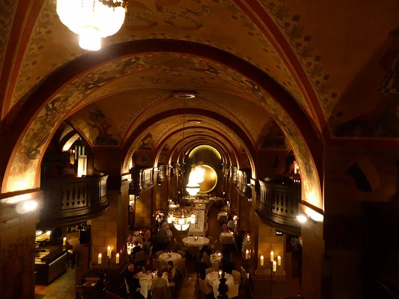 Ein Blick in den prunkvollen Speisesaal des Kornhauskellers mit barocken Elementen.