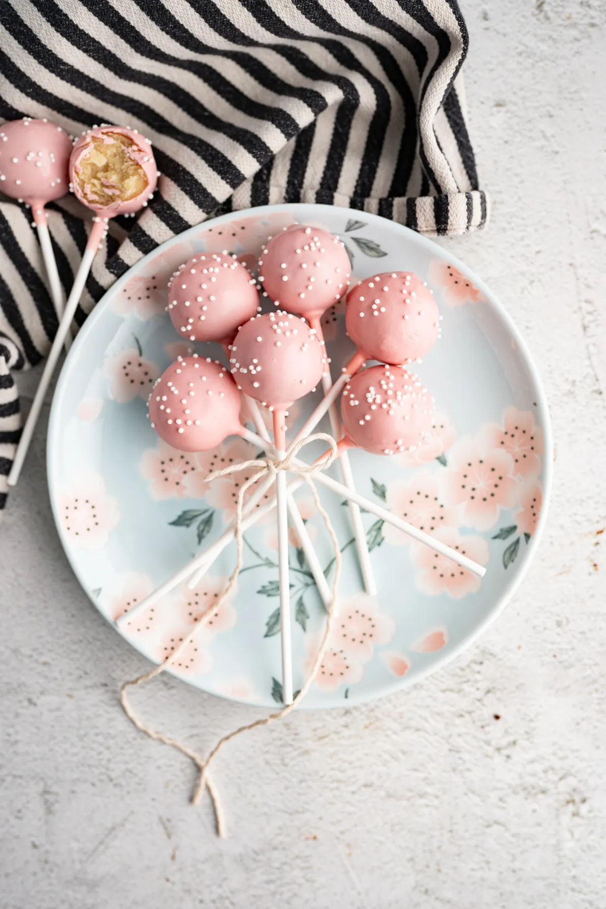 Ein Bouquet aus Starbucks Cake Pops (selbstgemacht) auf einem Teller.