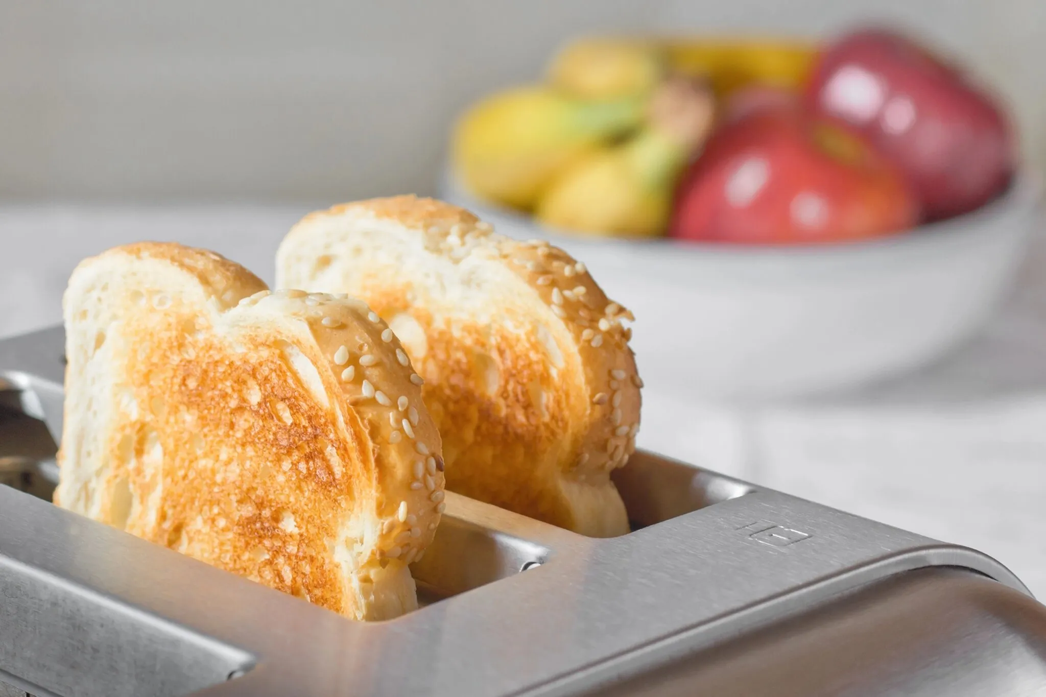 Ein Brot in einem Toaster, das gerade geröstet wird, mit deutlichem Röstmuster.