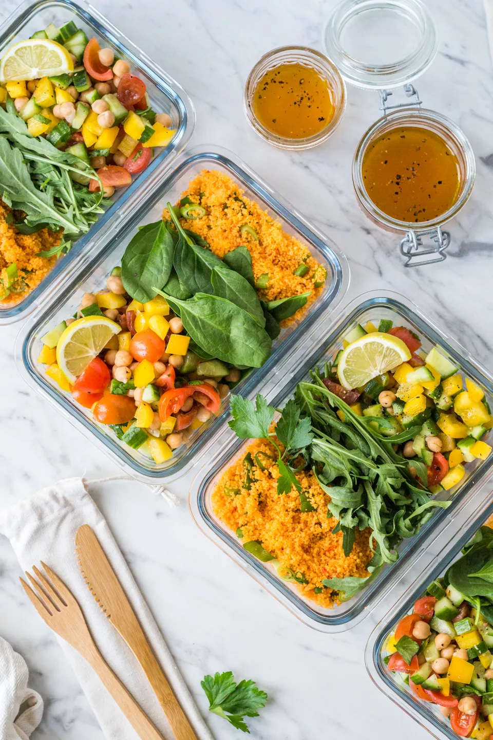 Ein bunter 15-Minuten-Couscous-Salat in einer Glasbox.