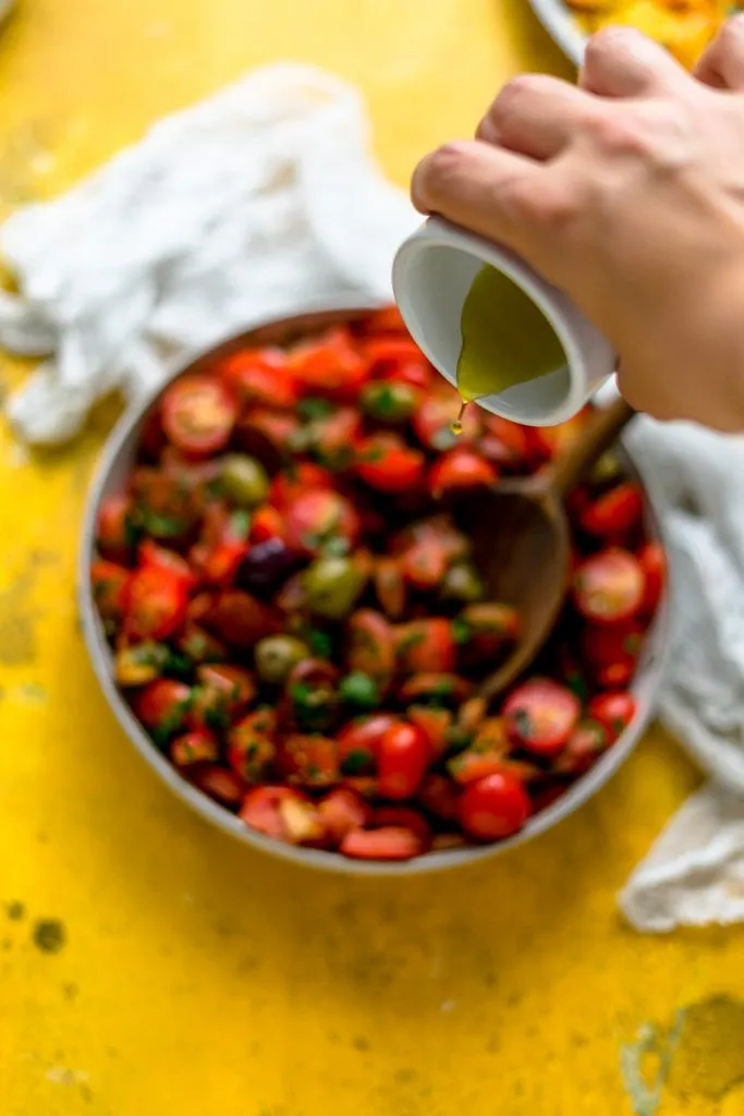 Ein bunter Chorizo-Tomaten-Salat, frisch und aromatisch, perfekt als eine der köstlichen spanischen Vorspeisen.