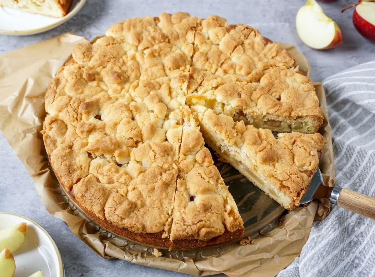 Ein bunter Obstkuchen mit Streuseln