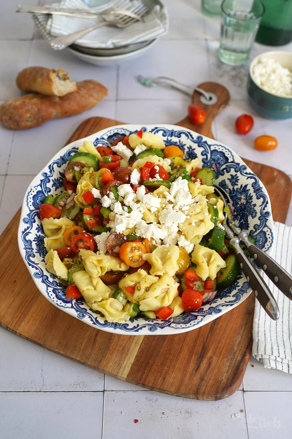 Ein bunter Tortellini Salat mit frischen Zutaten und hausgemachtem Dressing