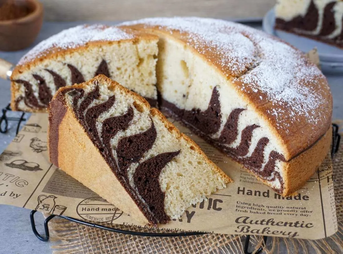 Ein bunter Zebrakuchen, der Kinderaugen zum Leuchten bringt