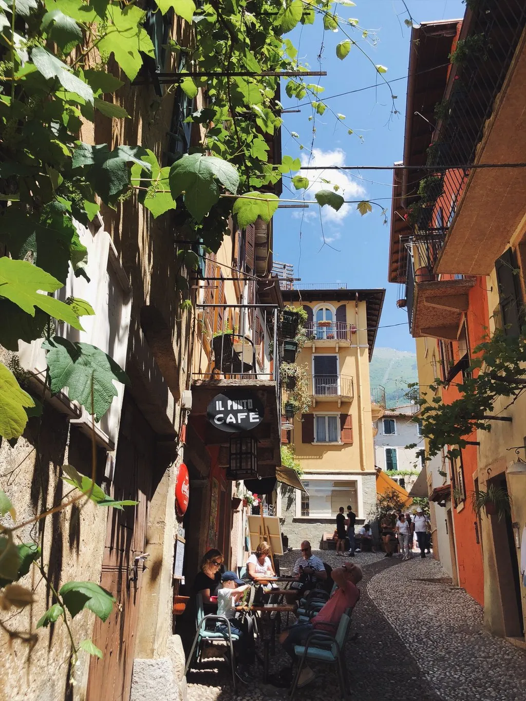 Ein charmanter Blick auf Malcesine am Gardasee. Die historische Burg thront über der Stadt und bietet einen atemberaubenden Ausblick auf den See.