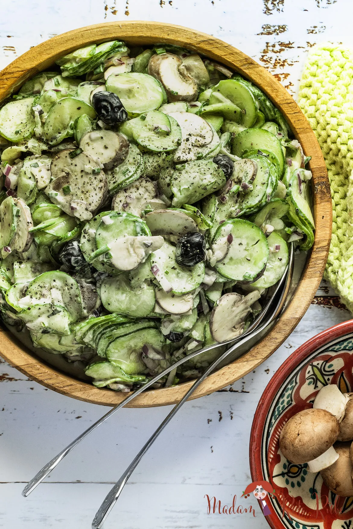 Ein close-up von einem Glas mit Honig-Senf-Dressing, das die Textur und Farbe der Zutaten zeigt.