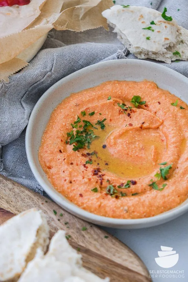 Ein cremiger Paprika-Feta Dip, perfekt als Beilage zu ausgefallenen Raclette Pfännchen und frischem Brot.