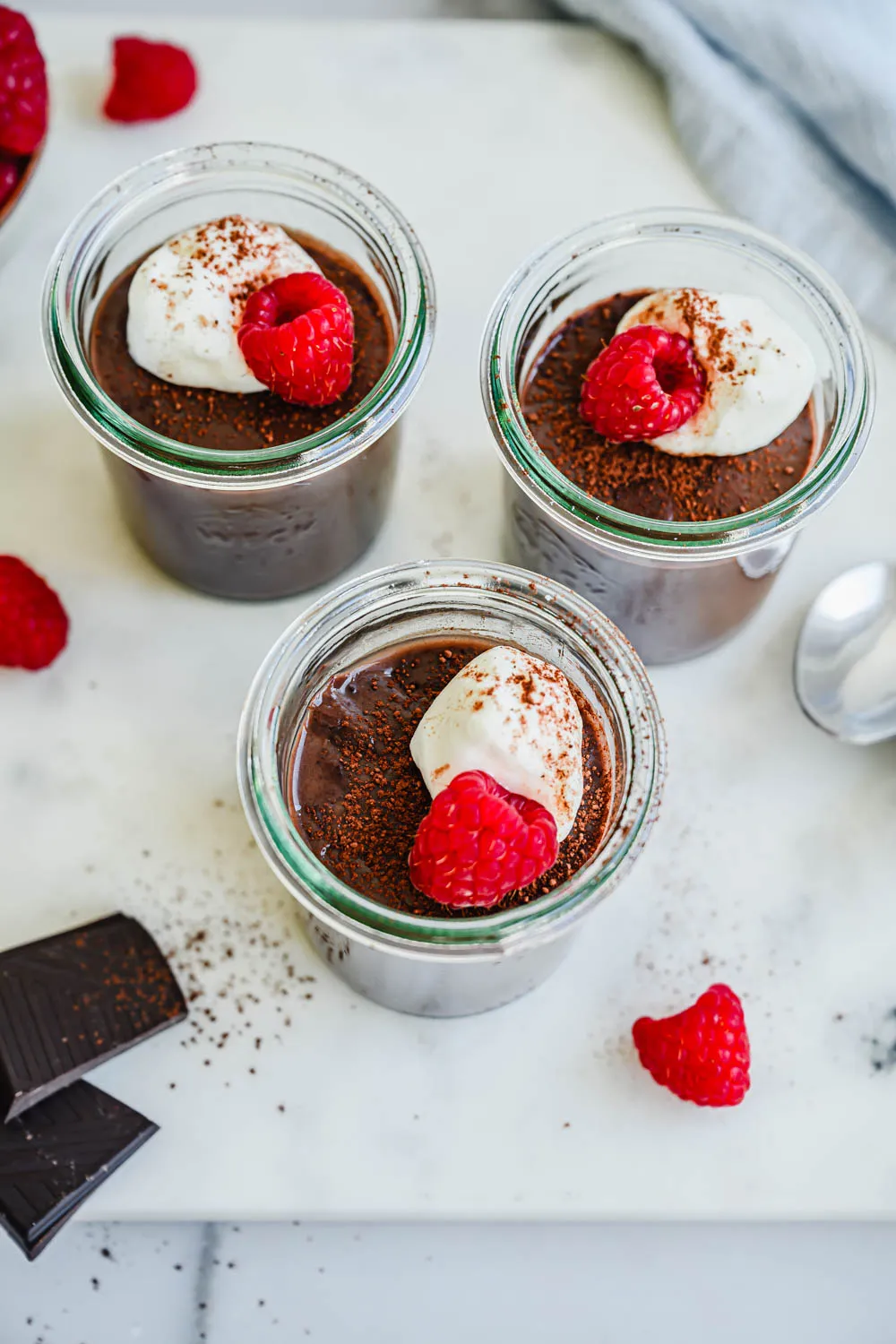 Ein cremiger, selbstgemachter Schokopudding mit Kakao, servierfertig in einer kleinen Schale.