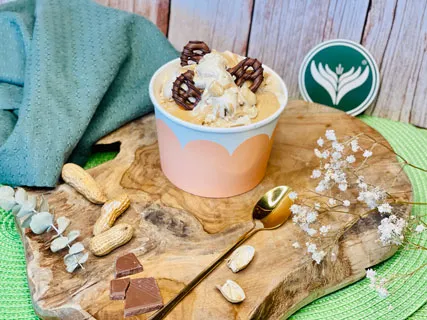 Ein cremiges Erdnussbutter-Sahne-Eis mit Schokoladenstückchen in einer Schale