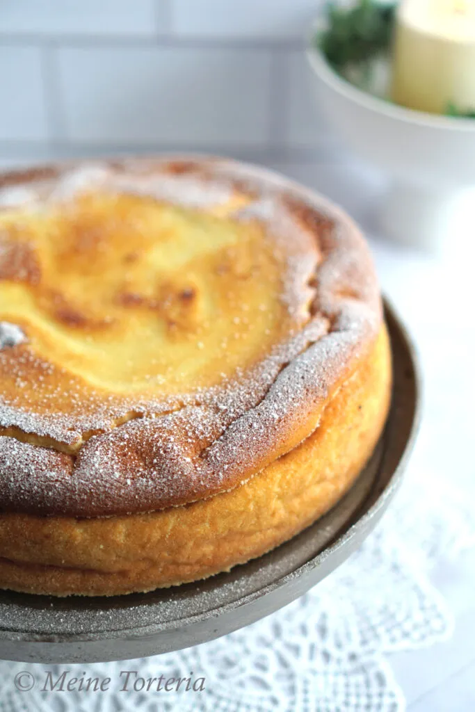 Ein cremiges Stück Käsekuchen ohne Boden auf einem Teller