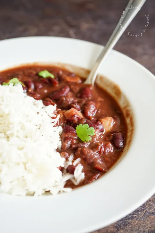 Ein dampfender, herzhafter Rote Bohnen Eintopf in einer rustikalen Schüssel, perfekt für die deutsche Küche.