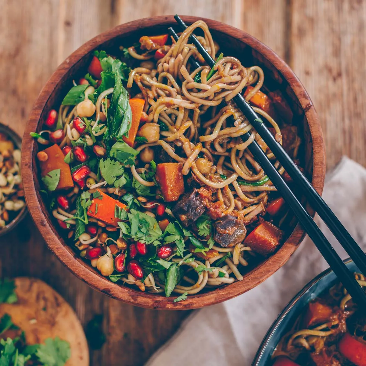 Ein dampfender Topf mit Kürbis-Curry, der die Wärme und den Komfort des Gerichts hervorhebt.