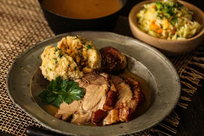 Ein deftiger Schweinebraten mit knuspriger Kruste, typisch für deutsche Wintergerichte