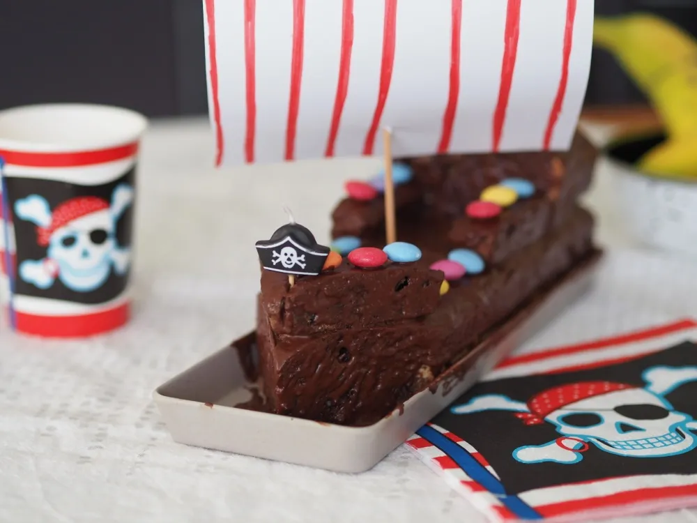 Ein detailreiches Piratenschiff aus Kuchenteig