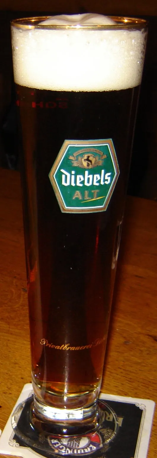 Ein Diebels Altbier in einer typischen deutschen Kneipe