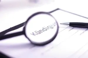 Ein Dokument, das eine Kündigungsfrist zeigt, symbolisiert die Bedeutung vertraglicher Vereinbarungen im Mietrecht, auch im Hinblick auf potenzielle Kündigungen im Zusammenhang mit Haustieren.