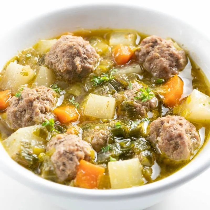 Ein einfacher Low Carb Kohlrabieintopf mit Hackbällchen als köstliches Abendessen