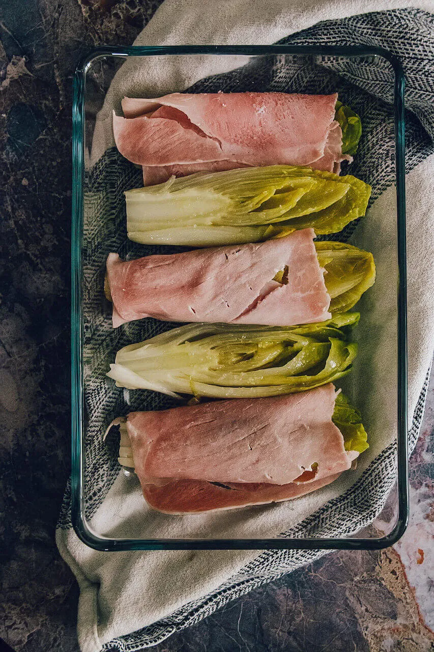 Ein einzelner Chicoreekopf, der seine gesunden Bitterstoffe enthüllt.