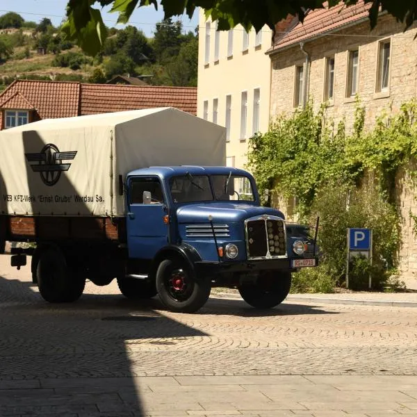 Ein eleganter Oldtimer zieht die Blicke auf sich bei der Parade in Freyburg