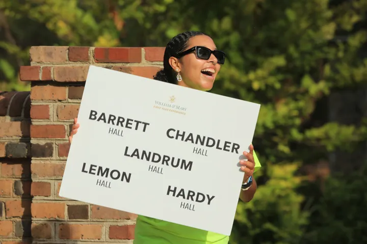 Ein engagierter Helfer weist den Weg und heißt neue Gesichter in der deutschen Gemeinschaft willkommen.