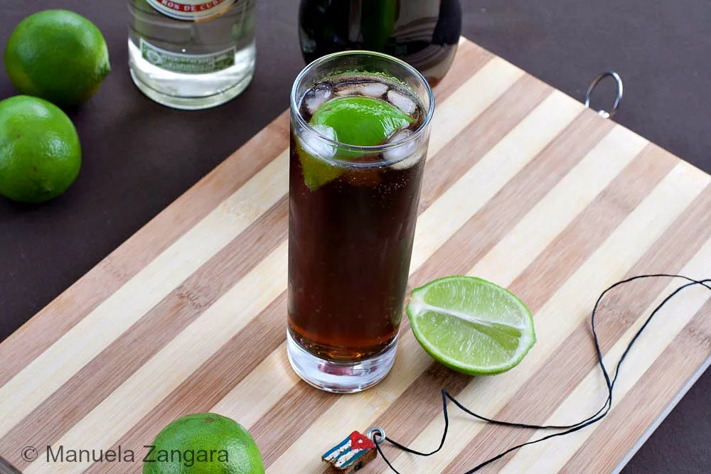 Ein erfrischender Cuba Libre Cocktail mit Limette und Eiswürfeln