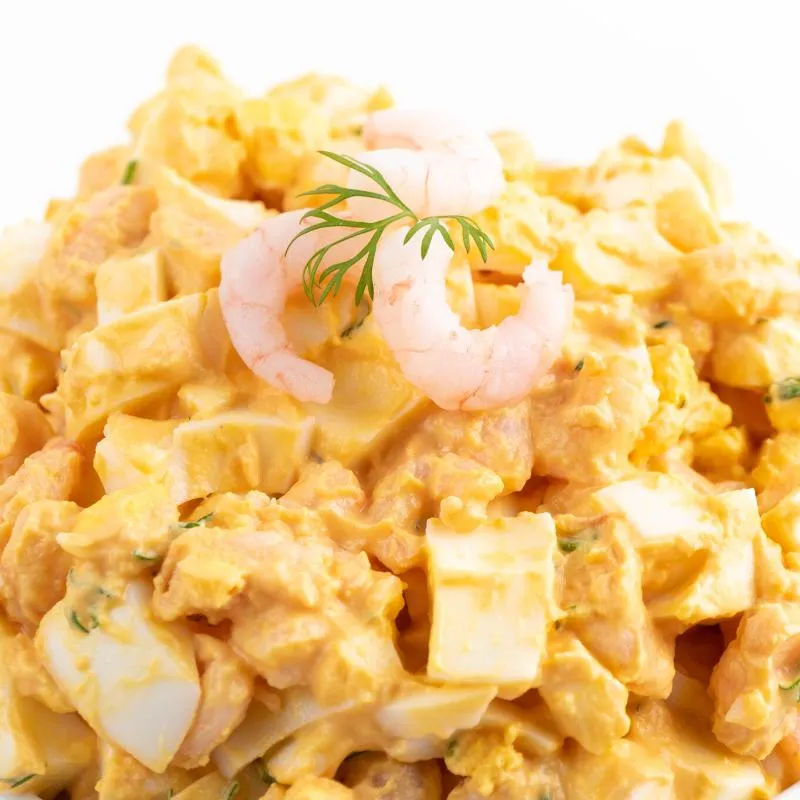 Ein erfrischender Keto Shrimps-Cocktail-Eiersalat in einer Schale, reich an Proteinen und gesunden Fetten.