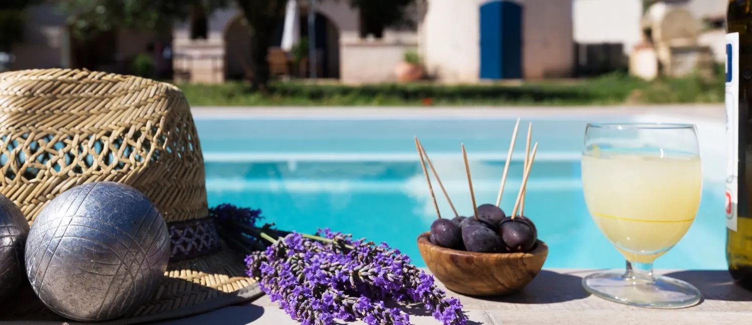 Ein erfrischender Pernod Longdrink mit Eis und Zitronenscheibe in einem hohen Glas