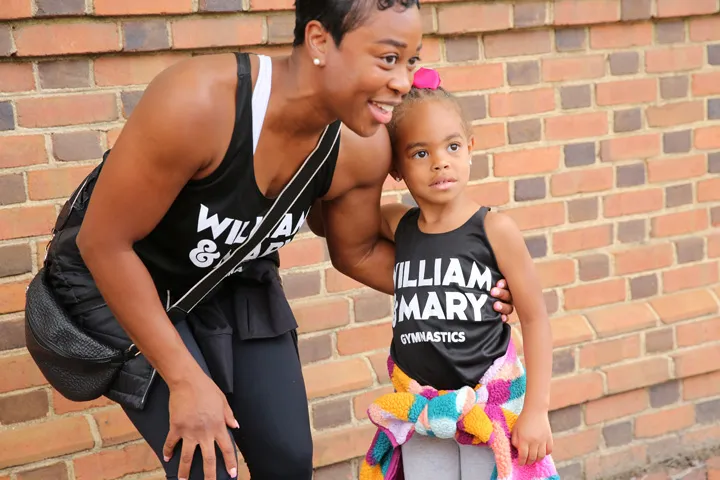 Ein Erwachsener und ein Kind posieren gemeinsam, symbolisch für die Verbindung von Generationen im Sport.