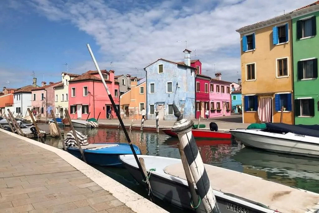Ein farbenfroher Ausflug nach Burano, einer Insel in der Lagune von Venedig. Die bunten Häuserfassaden und die malerischen Kanäle machen Burano zu einem unvergesslichen Erlebnis.
